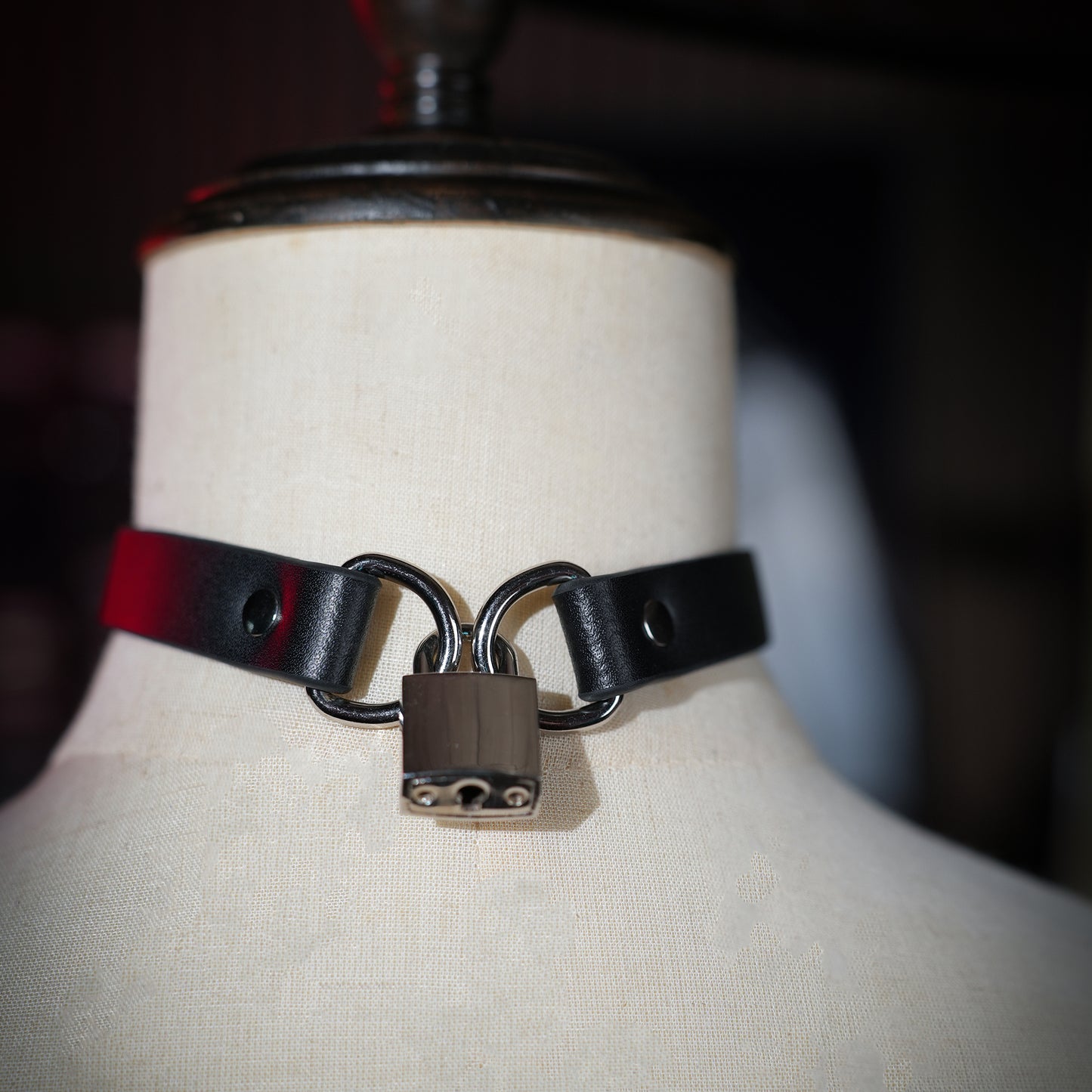 Laius Bow Choker with Silver Lock