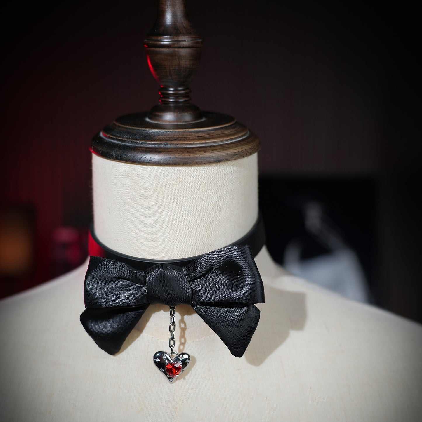 Laius Bow Choker with Silver Lock
